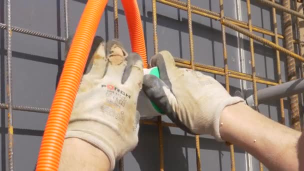 밀착 식 : 트랙터 가벽의 바깥 부분에 전기 소켓 을 설치하는 모습 — 비디오