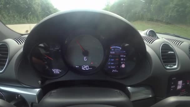 CERRAR: Panel de control digital y diales de un Porsche que recorre la autopista a toda velocidad. — Vídeo de stock