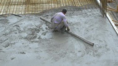 Deneyimli müteahhit zemini yeni betonla kaplıyor..