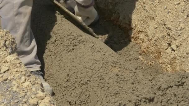 FERMETURE : L'entrepreneur travaille avec la spatule et le béton humide pour couvrir le conduit d'égout — Video