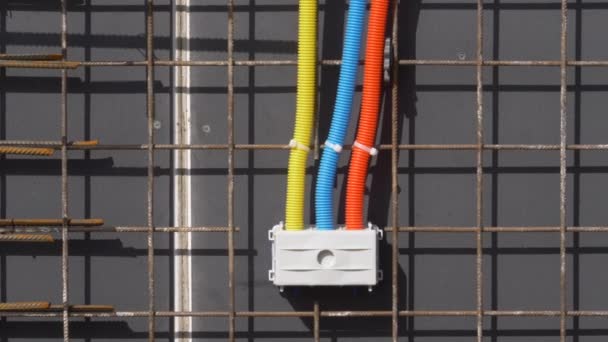 가까이 다가가라: 전기 시설 튜브가 건축중인 집을 따라 연결되어 있다 — 비디오
