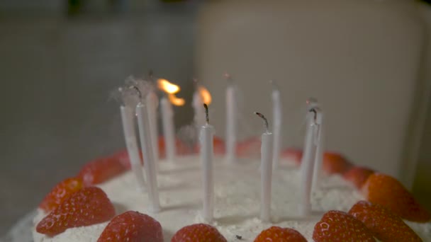 MACRO: Una persona irreconocible apaga velas en su delicioso pastel de cumpleaños. — Vídeos de Stock