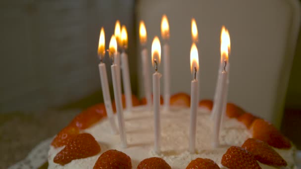 MACRO: 맛있는 딸기 코코넛 생일 케이크 위에 놓인 촛불이 타고 있다. — 비디오