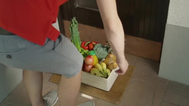 CLOSE UP : Courier livre un paquet d'épicerie à la porte de la femme âgée. — Video