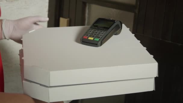 LOSE UP: Senior dam använder ett kreditkort för att betala för de två läckra pizzor. — Stockvideo