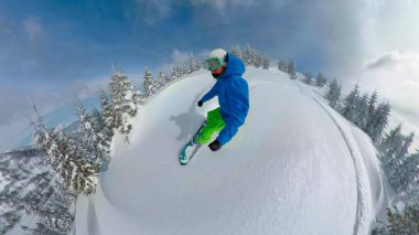 Genç adam kış tatilinde taze toz karı öğüterek eğleniyor..