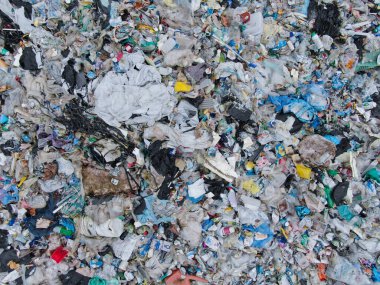 Plastik bir tasnif alanındaki pis kokulu bir çöp yığınının üstünden görüntüsü