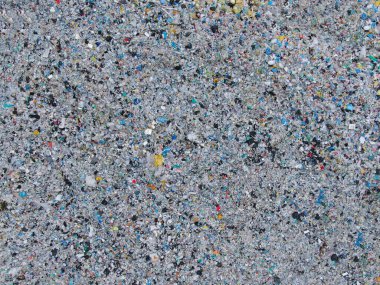 Koca bir hurda yığını ve plastik yığını büyük bir hurdalıkta..