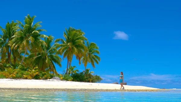 ANGOLO BASSO: Giovane donna in vacanza rilassante passeggiando lungo la scenografica costa. — Foto Stock