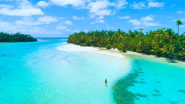 DRONE: Menina irreconhecível de biquíni caminhando em direção à exuberante ilha tropical — Fotografia de Stock