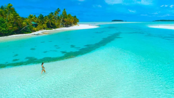 AERIAL: Volando por encima de la chica turística explorando la pintoresca isla tropical — Foto de Stock