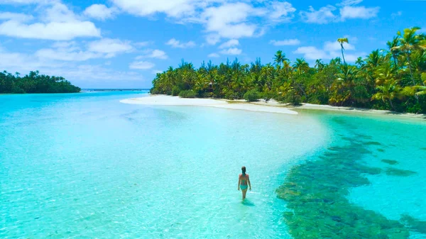 AERIAL: nő sétál sekély óceáni víz körülvevő One Foot Island. — Stock Fotó