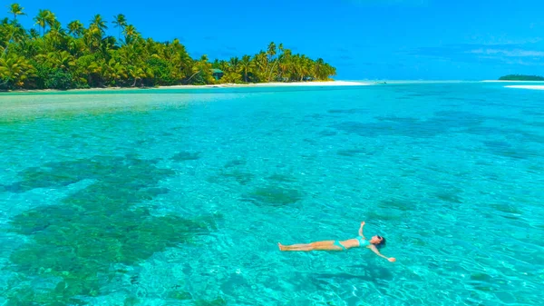 DRONE: Relajada viajera disfrutando de sus vacaciones en la pintoresca isla One Foot Island. —  Fotos de Stock