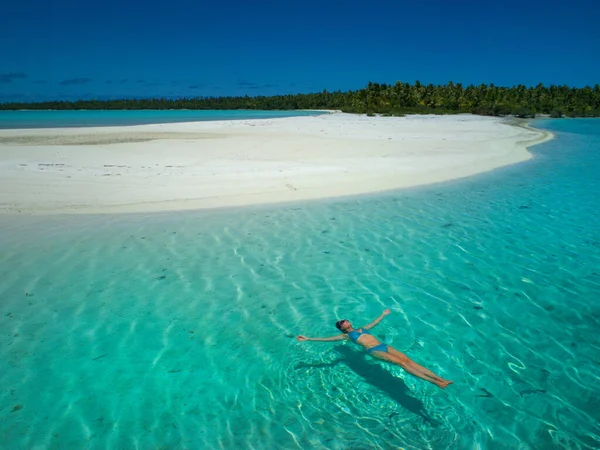 Mujer alegre flotando sobre su espalda en la superficie del océano turquesa. — Foto de Stock