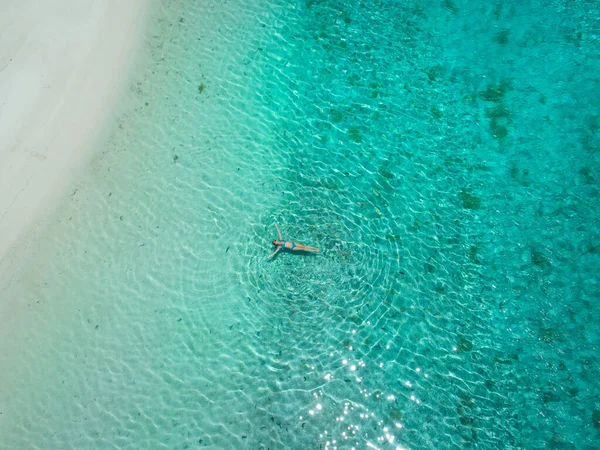 TOP DOWN: Turista rilassata in vacanza riposata nell'acqua turchese. — Foto Stock