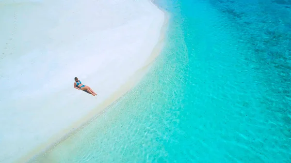 DRONE: Ragazza spensierata prendere il sole sulla spiaggia di sabbia bianca incontaminata su One Foot Island. — Foto Stock