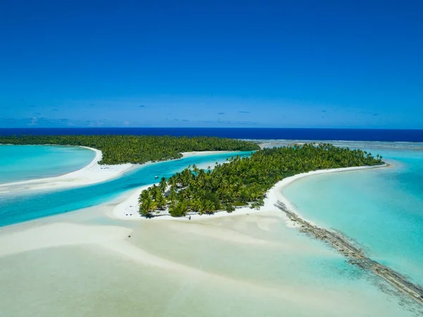 DRONE: Inwoners verankerd hun boten door exotische eiland om te feesten in het glasachtige water — Stockfoto
