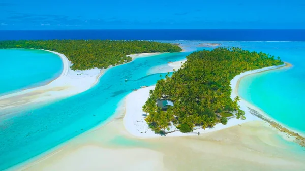 AERIAL: Turistas e moradores locais festejando por espetacular ilha tropical no Pacífico. — Fotografia de Stock