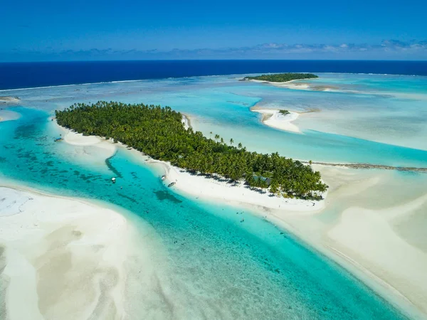 DRONE: Létání podél bílého písečného pobřeží a chlazení místních u pláže. — Stock fotografie