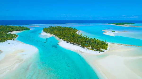 AERIAL: Spectaculair uitzicht op weelderig exotisch eiland en boten verankerd in de oceaan. — Stockfoto