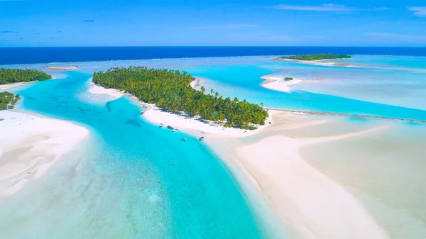 DRONE: Inwoners hebben plezier in de rustige oceaan bij het prachtige paradijselijke eiland. — Stockfoto
