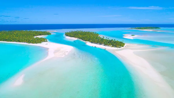 AERIAL: Voando em direção a uma ilha de pés e moradores locais festejando em seus barcos. — Fotografia de Stock