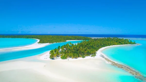 DRONE: Místní jezdí na lodích na One Foot Island, aby si užili léto. — Stock fotografie