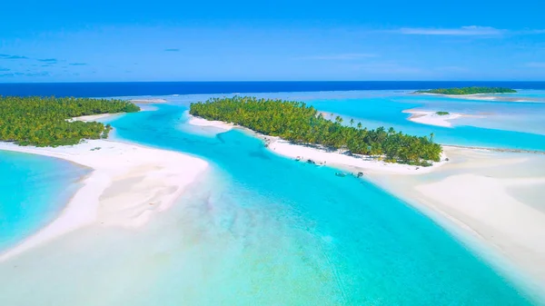 AERIAL: Volando a lo largo de la orilla de la arena blanca y los turistas se refrescan en el océano. — Foto de Stock