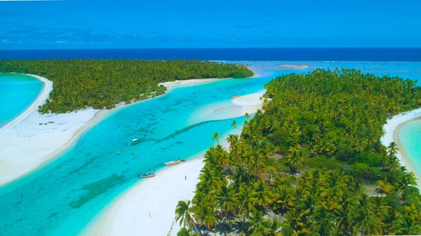 AERIAL: Locales y turistas vienen a la exuberante isla tropical para divertirse y relajarse. — Foto de Stock