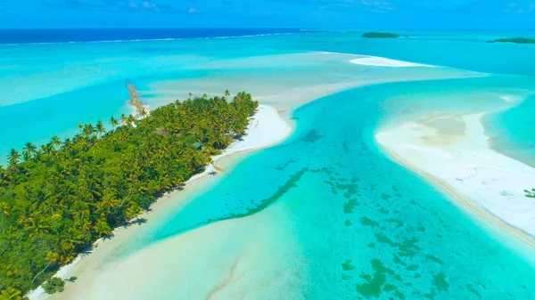 Létání nad idylickým exotickým ostrovem uprostřed tyrkysového oceánu. — Stock fotografie