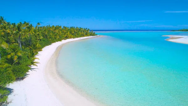 DRONE: Voando acima da água do oceano azul-turquesa e ao longo da costa arenosa. — Fotografia de Stock