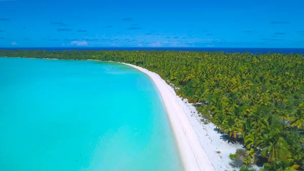 AERIAL: Spectacular tropical island sandy shore stretches into the distance. — Stock Photo, Image