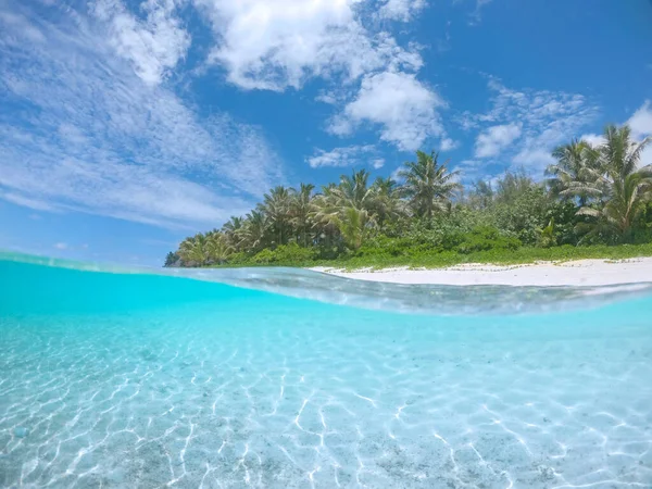 HALF UNDERWATER: Spektakulär utsikt över den orörda exotiska stranden i det turkosa Stilla havet. — Stockfoto