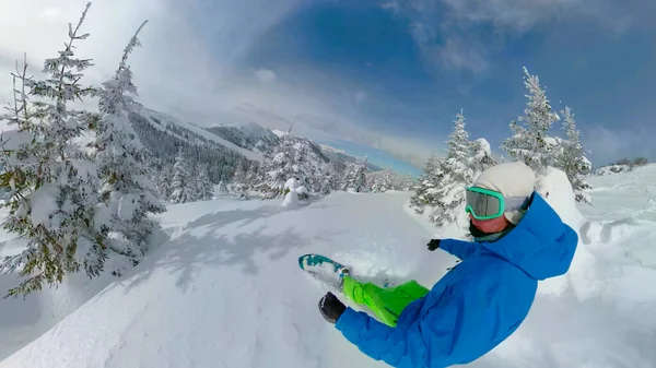 SELFIE: Joven turista masculino triturando las prístinas laderas de los soleados Alpes. — Foto de Stock