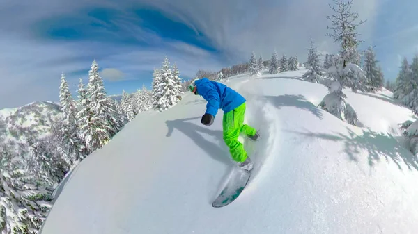 SELFIE: Mannelijke toeristische snowboarden off trail en carving tussen sparren bomen. — Stockfoto