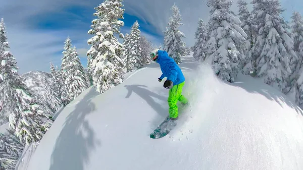 SELFIE: Atletisch mannelijk toeristisch snowboarden in de pittoreske Sloveense Alpen. — Stockfoto