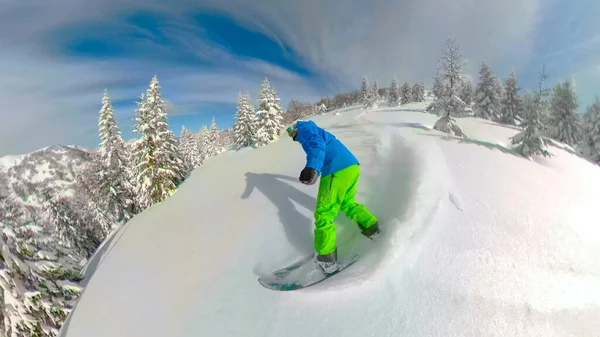 VR 360 SELFIE: Hombre en vacaciones activas triturando el terreno montañoso intacto. — Foto de Stock