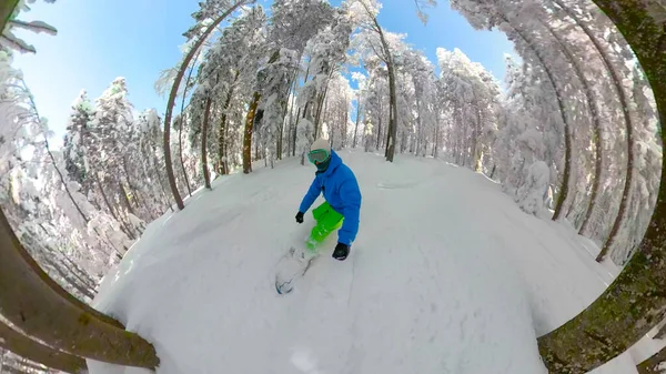 SELFIE: Man snowboardåkare strimla pulvret snö off trail i de natursköna Alperna. — Stockfoto