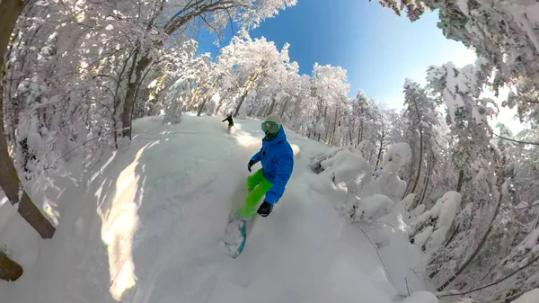 SELFIE: Pareja de snowboard fresca triturando polvo juntos en un bosque peligroso. —  Fotos de Stock