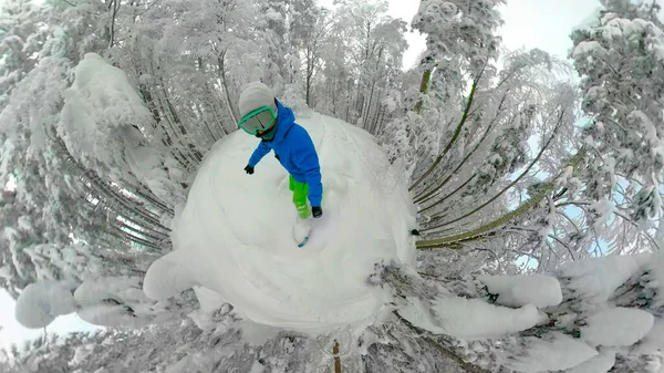 360VR: Giovane turista freeride snowboard maschile con fidanzata attraverso la foresta. — Foto Stock