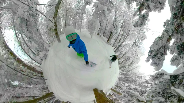 360 VR SELFIE: Due turisti estremi che fanno snowboard tra i boschi incontaminati. — Foto Stock