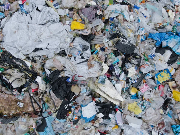 AERIAL TOP DOWN：在一个大型工业垃圾场的一堆垃圾之上飞行. — 图库照片