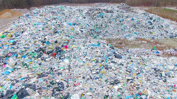 AERIAL Létání přes plastové pytle na odpadky a jiné odpadky v uzavřeném šrotišti — Stock fotografie