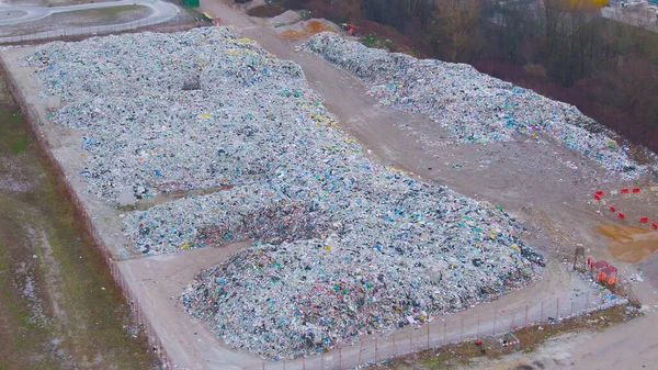 AERIAL: Schrottplatz von rostigem Zaun umgeben und von Bäumen umgeben — Stockfoto