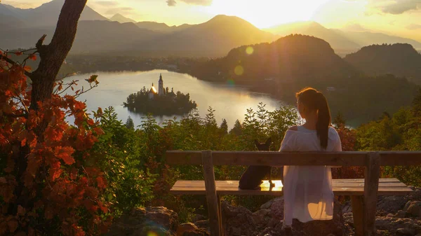 Tanımlanamayan dişi turist gölü gözlemlerken yavru köpeğiyle kanadı..