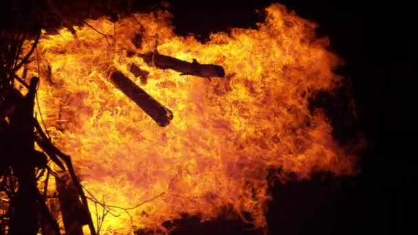 VERTIKAL: En hög ved brinner upp i lågor på en lugn campingplats. — Stockvideo