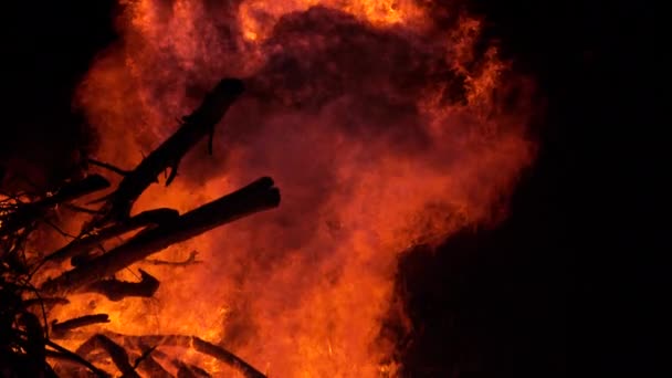 Închidere: Focul de tabără mare arde prin lemne de foc stivuite frumos în șemineu . — Videoclip de stoc