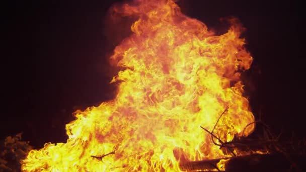 Vurige vlammen reiken tot in het pikdonker van een rustige zomernacht.. — Stockvideo