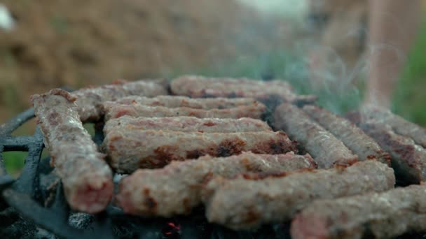 CLOSE UP: Leckere traditionelle slawische Hackfleischgerichte brutzeln auf glühend heißem Grill. — Stockvideo