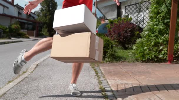 CLOSE UP: Unrecognizable delivery guy drop kicks package into someone's driveway — Stock Video